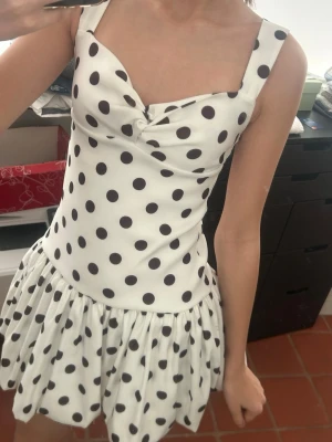 Vit prickig kortklänning - Supersöt vit kortklänning med svarta prickar och breda axelband. Klänningen är från Zara🤍 st s och axelbanden är insydda med ungefär 3 cm