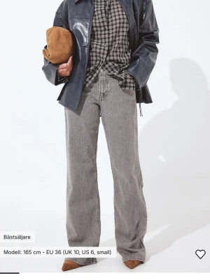 Gråa vida jeans med låg midja - Säljer ett par trendiga gråa jeans med låg midja och raka, vida ben. I nyskick. Säljer då jag köpte två olika storlekar. 