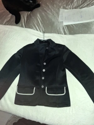 Tävlingskavaj storlek 140 - Väldigt fin tävlingskavaj till den unga ryttaren. Knappt använd.