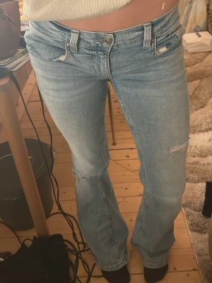 Ljusblå bootcut jeans från 7 For All Mankind - Säljer ett par ljusblå bootcut jeans från Gina, jättebra skick