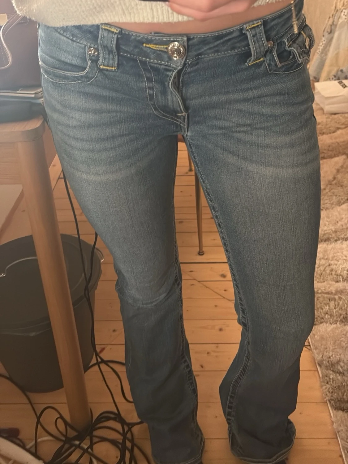 Blå bootcut jeans från True Religion - 1
