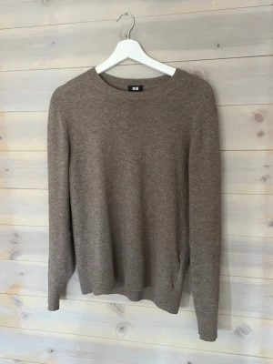 Kashmir tröja från Uniqlo - Säljer en brun Kashmir tröja från Uniqlo i storlek XS. Tröjan är väldigt bra skick det enda som är är ett litet hål vid armbågen men inget man tänker på🥂🍾