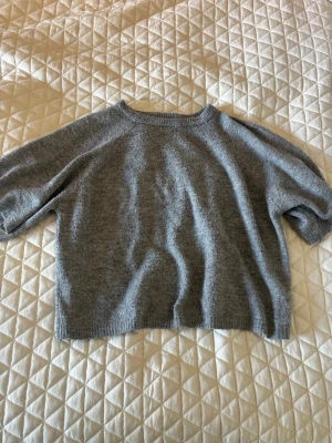 Grå stickad T-shirt från lager157 - Säljer denna supersnygga stickade tröjan från lager 157 då den inte används längre. Den är i bra skick men är lite nopprig (något som knappt syns). Pris kan diskuteras🙃