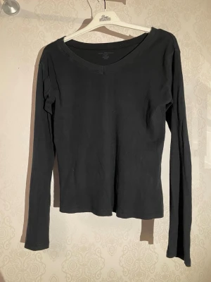 Svart tunn långärmad - Tunn långärmad med v-ringad krage. Passform som en S/M. 