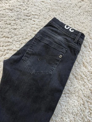 Svarta Dondup George jeans - Svarta Dondup George jeans Storlek 30 Inga defekter Hör av er vid frågor och förhandling!🤝