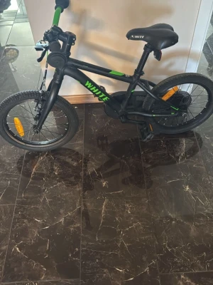 White barncykel - Kolla noggrant på alla bilder. Finns i Täby, Stockholm. Köpt på XXL Arninge. Hjulstorlek: 16″.