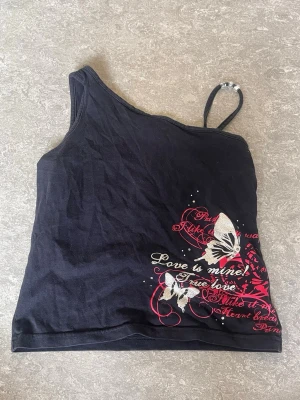 Tröja - Jättesnygg och unik tröja. Är barnstorlek men passar mig som brukar ha xs-s