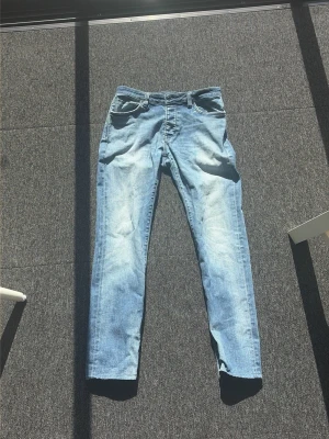 Jeans neuw  - Säljer ett par ljusblå jeans med rak passform och klassisk femficksdesign. Jeansen har normal midja och är tillverkade i denim med en snygg tvättad look. Perfekta för en avslappnad och trendig stil.