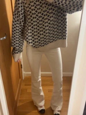 Vita bootcut jeans  - Jättefina bootcut jeans från Only, de är mid waist men de går att vika ner så de blir low, skriv gärna om du har några fler frågor 💗