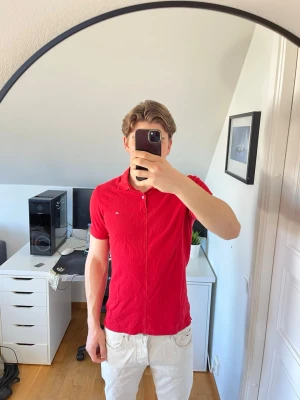 Röd pikétröja från J.Lindeberg - Klassisk röd pikétröja från J.Lindeberg i slim fit-modell. Hör gärna av dig vid frågor!