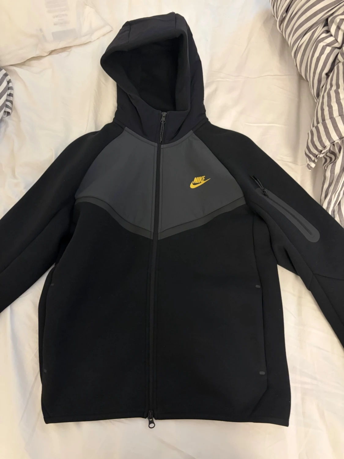 Svart Nike tech med guldmärke 