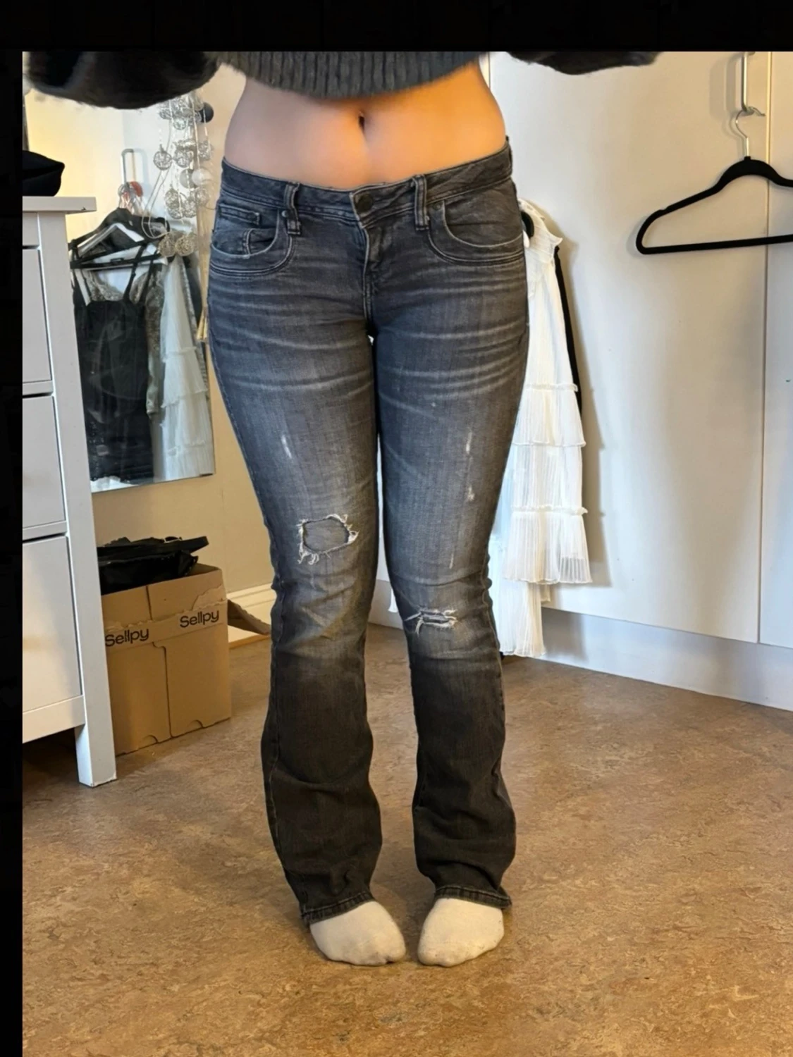 Mörkgrå bootcut jeans med slitningar
