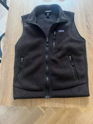 Svart Patagonia väst - Säljer en näst intill använd patagonia väst i mycket bra skick. Den är använd endast ett fåtal gånger och storleken är S. skriv för frågor och funderingar!