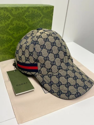 Gucci Keps  - Helt ny aldrig använd. Storlek M. Dustbag och följer med. Snabb frakt 