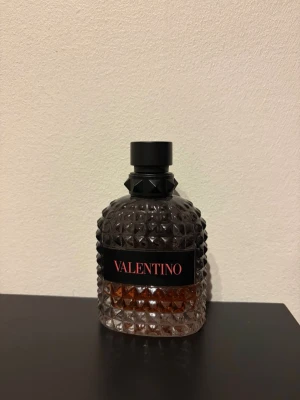 Valentino parfym med nitar - Ca 25-30 ml kvar