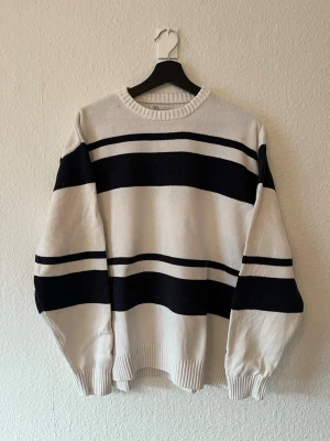 Randig stickad tröja från Zara - Randig stickad tröja från Zara i storlek M i bra skick.