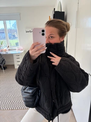 Grå/svart vårjacka från Zara  - Vårjacka från Zara i fint skick! Endast ett pyttelitet hål vid bröstet som inte syns vid användning.  Säljer endast vid bra pris! Kom med förslag!☺️