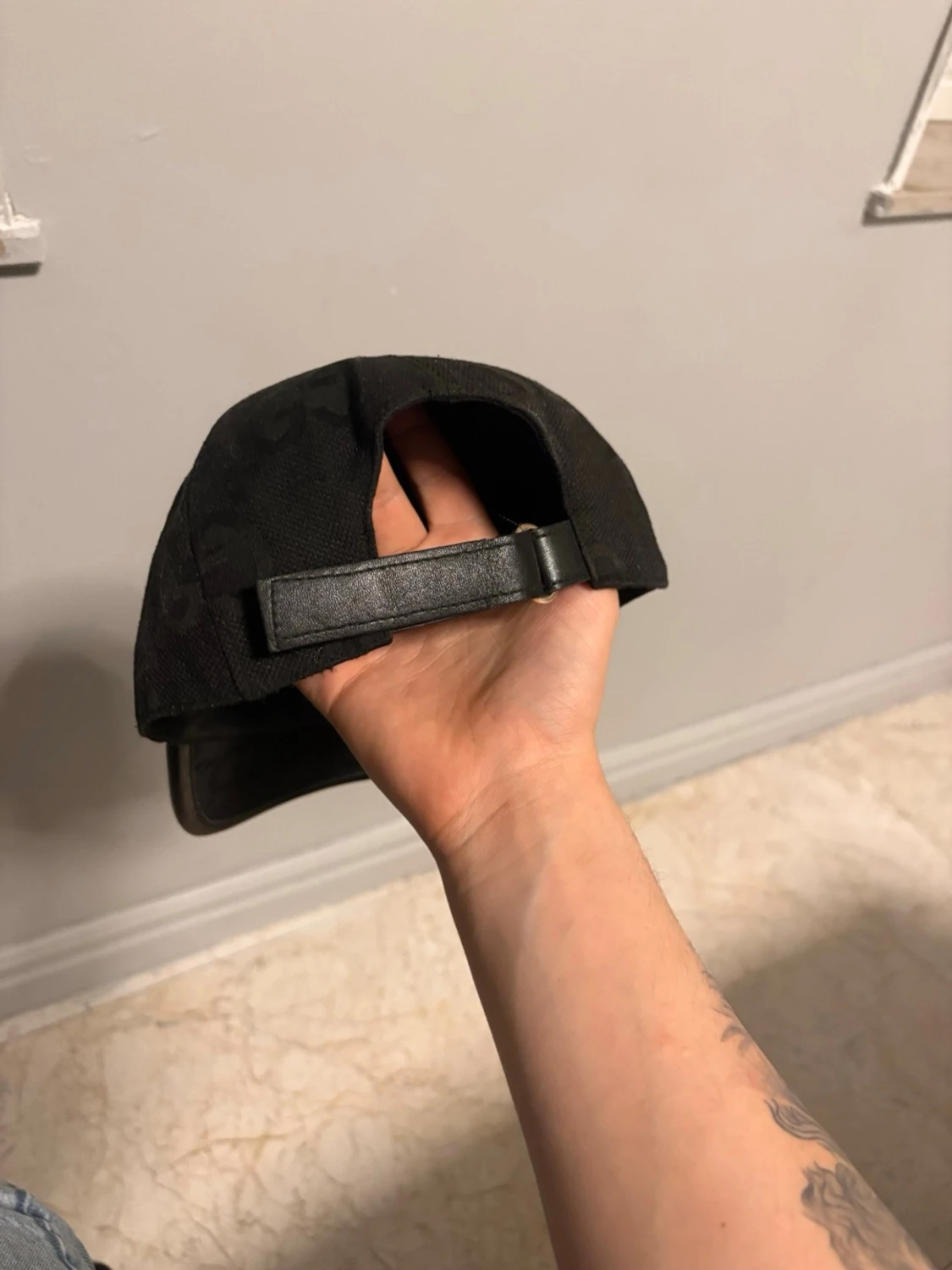 Svart keps från  med GG-mönster - 1