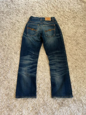 Nudie jeans bootcut ola 2007 vintage flared archive laidback selvedge hedi slimane  - Nudie jeans i modell bootcut Ola från 2007, nudie jeans slutade producera denna modell år 2009. Det är i mycket bra skick och är väl omhändertagande med en riktigt fet fade. Storlek 31/34 på lappen men proffetionellt omsydda till 27-8/30, därav pris också. Postas samma dag som köp eller dagen därpå🙌💯