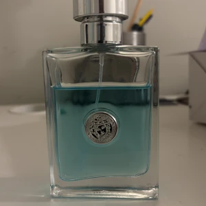 Versace Pour Homme EDT 100 ML - Perfekt perfym för dom som älskar att ha en fräsch doft till sig. Perfekt för dom som vill lukta gott inför sommaren som är snart här. Shippar alltid samma dag🫡🤙🏾