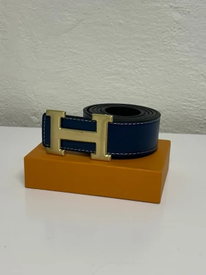 Herme's Bälte (Vändbar) - Kan bäras åt båda sidorna navy och svart. Helt ny aldrig använd. Storlek 110. Snabb frakt endast bälte 