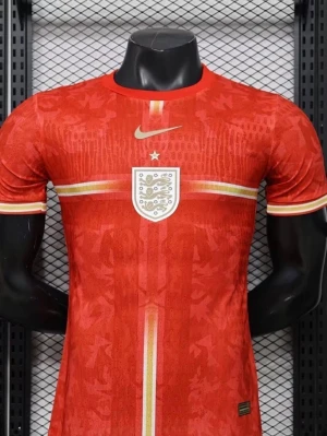 Röd England Nike matchtröja - Snygg röd England matchtröja från Nike med gulddetaljer och ett stort England-emblem på bröstet. Tröjan har rund hals, korta ärmar och subtilt mönster i tyget. Tillverkad i lätt och ventilerande material, perfekt för fotboll eller träning. Du kan bestämma vilken storlek du vill ha!!! Det kan ta upp till 15-20 dagar för tröjorna att komma!!! 