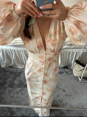 Långklänning - Helt slutsålda klänningen från Gina tricot! Helt ny med prislapp kvar. Perfekt för sommarens alla tillfällen.