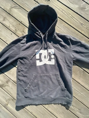 DC hoodie - Tjena, säljer en snygg svart dc hoodie, väldigt fet och vintage! Storlek S/M