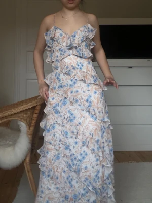 Klänning - Fin blommig klänning med öppen rygg från Forever New i storlek petite xs