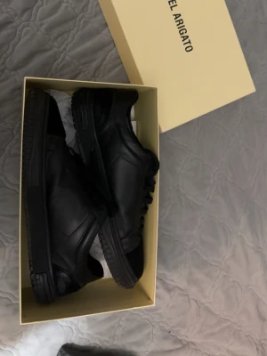 Axel Arigato skor - Säljer dessa Axel Arigatio skor. Väldigt fina, har endast använt fåtal gånger. Nypris: 2799