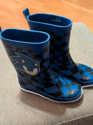Sonic gummistövlar - Sonic stövlar till barn, använda ett fåtal gånger. Stl 21. Finns i Holmsund men kan skickas.