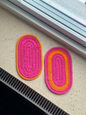 Ovala Dukar Rosa Orange Färgglada  - Två söta färgglada ovala dukar !! Materialet är en blandning av akryl och bomull