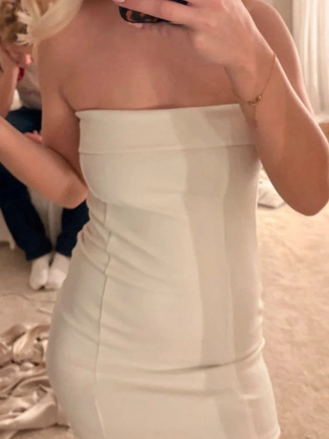 Vit axelbandslös kort klänning