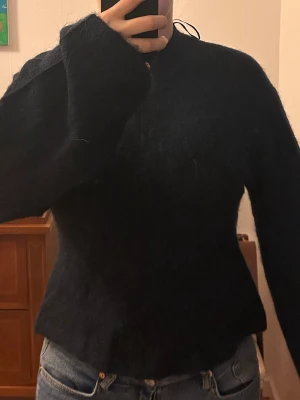 Mörkblå stickad tröja från Gina Tricot  - Mysig mörkblå stickad tröja från Gina Young 14 + tröjan Fläckar på ena armen som syns i andra bilden Gina Young 14+ storlek M 