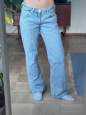 Ljusblå jeans - weekday arrow - Supersnygga jeans från weekday i modellen arrow - strl 28/32. Älskar dem men de är lite för stor tyvärr 🥲