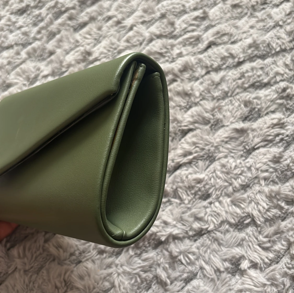 Olivgrön kuvertväska i skinnimitation - 3