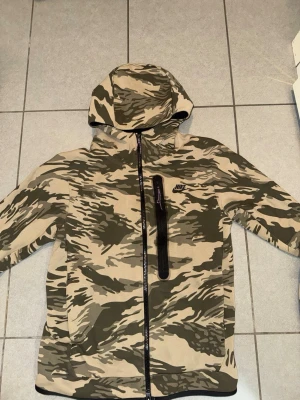 Nike Tech Fleece Camo - Koftan är sällan använd samt välbevarad.  Finns att hämta i Malmö men kan även frakta.