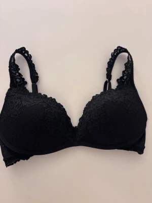 Intimissimi Svart push-up bh - Säljer den trendiga svarta push-up bh:n från Intimissimi med spetsdetaljer. Köpte för en veckan sedan men säljer då den var för liten.💕 hör av er vid frågor, pris kan diskuteras💕💕