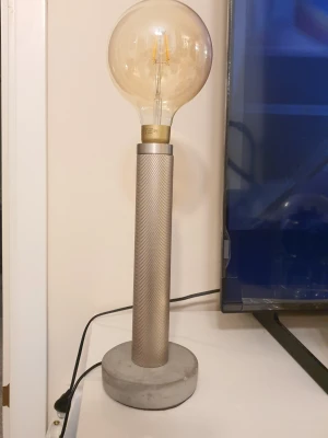 Industriell bordslampa i metall och betong - Kallar henne donna! Otroligt charmerande inredningsdetalj för den modemedvetna. Givetvis ingår lampan. Först till kvarn