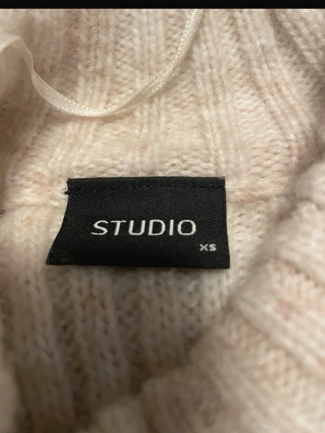 Ljusbeige ribbstickad tröja - 2