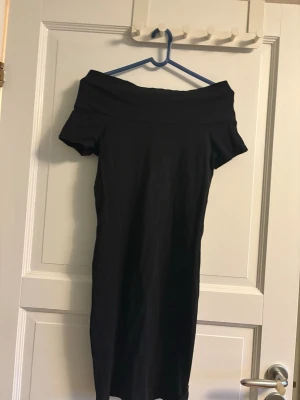 Svart off-shoulder klänning - Skriv för fler bilder eller vid frågor<3