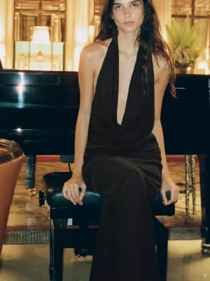 Svart långklänning med öppen rygg - Elegant svart långklänning med öppen rygg. Klänningen har en slank passform och är ärmlös, vilket ger en stilren och sofistikerad look. Perfekt för sommaren!!💕💕🌸🍓☀️