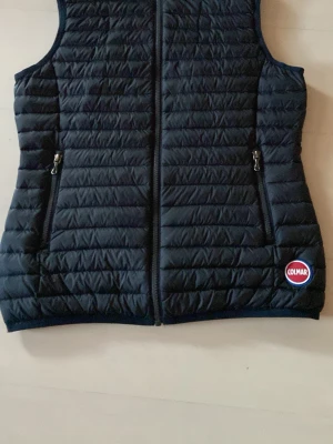 Svart dunväst från Colmar - En marinblå Colmar väst i nytt skick utan några defekter och är storlek 166\14y