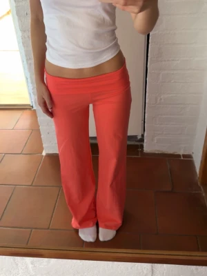 Korall byxor  - Säljer dessa jätte fina populära coral byxorna jätte fina till sommaren. Har XXS på mig på bilderna men säljer i storlek XS. Helt nya med pris lappen kvar. Skulle säga att de passar xxs-s beroende på hur lösa du vill ha dem. 