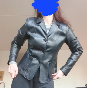 Kavaj i äkta läder - Älta läderjacka i kavajstil. Var min favoritjacka en gång i tiden men har tyvärr ledsnat. Den förtjänar kärlek från annat håll! Fint skick och perfekt för våren. :) Passar storlek 36-38.