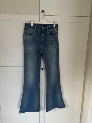 Blåa utsvängda jeans från Replay - Säljer ett par ljusblå jeans från Replay, modell New Luz. W31 L32 i perfekt skick💞