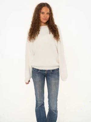 Vit stickad tröja  - Fluffig stickad tröja från nitted.se, varm i materialet!💕