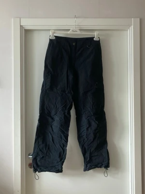 🍒Vintage y2k utilitybyxor🍒 - 🍒UTILITY🍒Sååå snygga y2k utilitybyxor med medelhög midja och många bra fickor. Två bakfickor med tryckknappar och en extra ficka med dragkedja på benet. Dragsko med gummiband längst ner på benen. Kommer i ett tunt tyg utan stretch. Endast använda några få gånger🍒