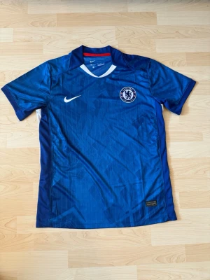 Chelsea FC Hemma Kit 2025/26 - Stilren fotbollströja i helt nytt skick. Tröjan är inte använd en endaste sekund.