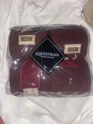 Vinröda lindor Equestrian Stockholm - Säljer ett set med fyra vinröda lindor från Equestrian Stockholm. Helt nya och aldrig använda. Nypris 499 kr